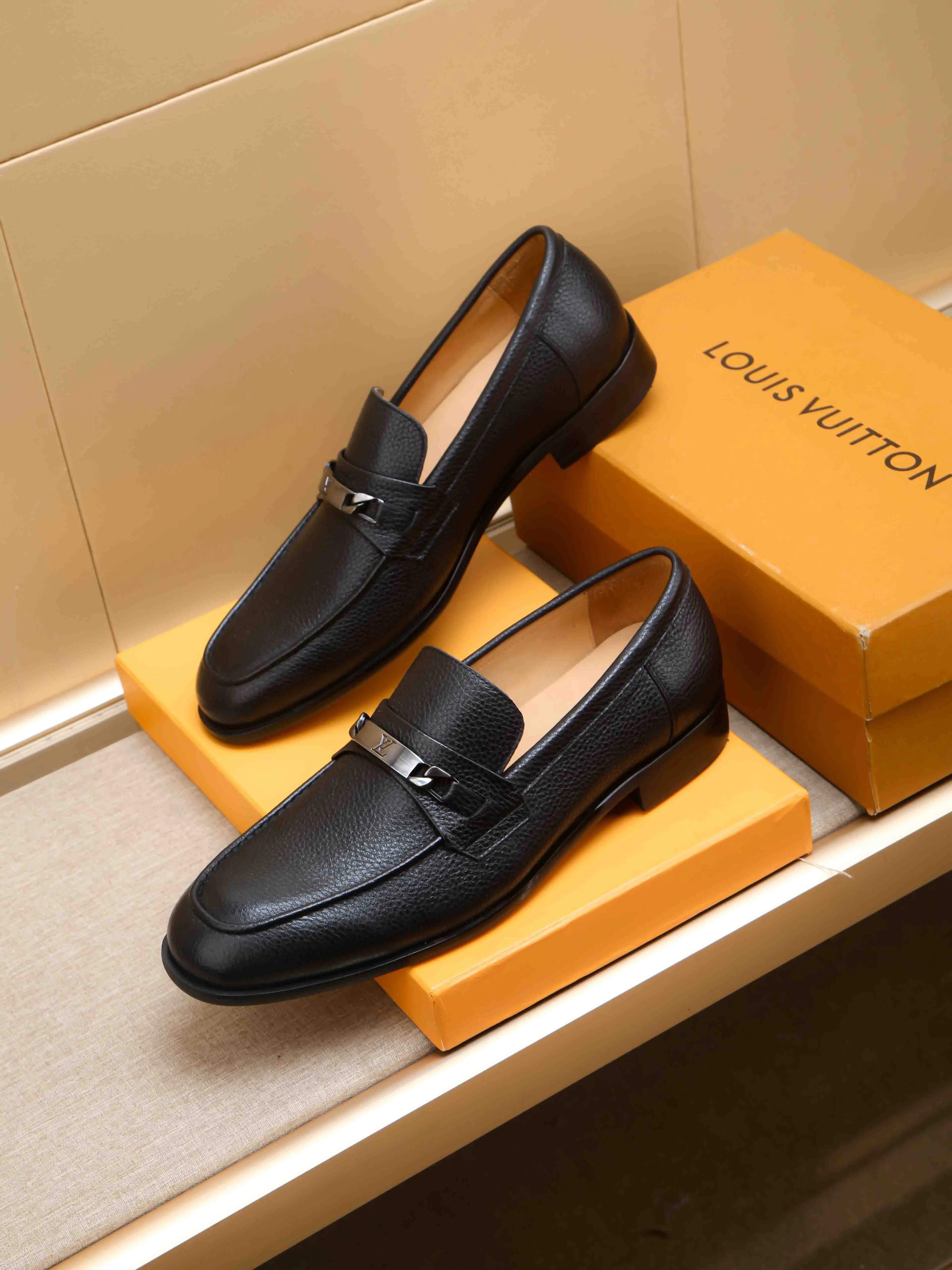 Men's shoes 💰 460 💰 Louis Vuitton LV ® 🆕 model 🔛Full shoe counter, first layer cowhide, 🐂leather lined casual shoes for men, super soft outsole, essential for driving. Counter synchronization, original first layer cowhide, completely 1:1 mold customization🌹top version, color optional! Number: 39-44 (customized at 38.45)